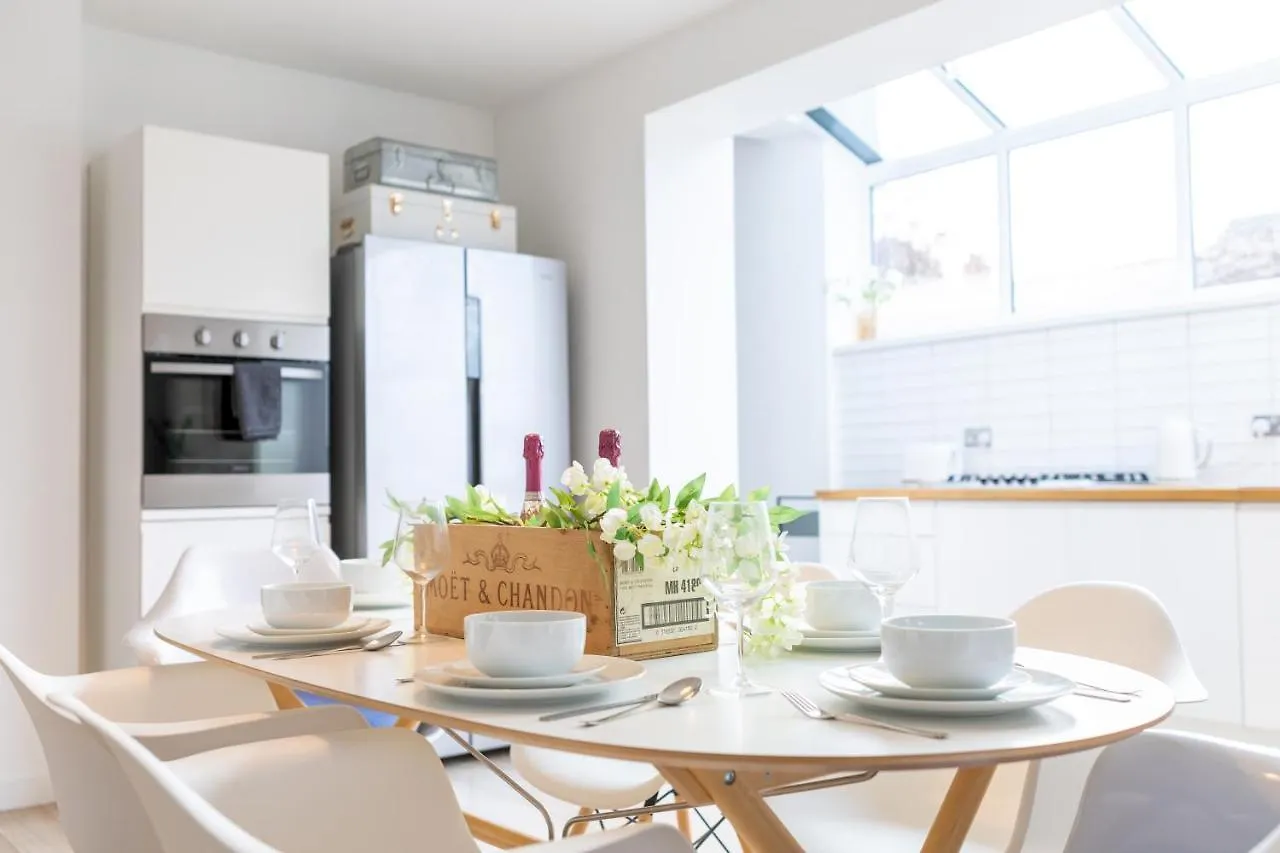 Luxury Boutique 5 Bedroom House In Cardiff 0*,